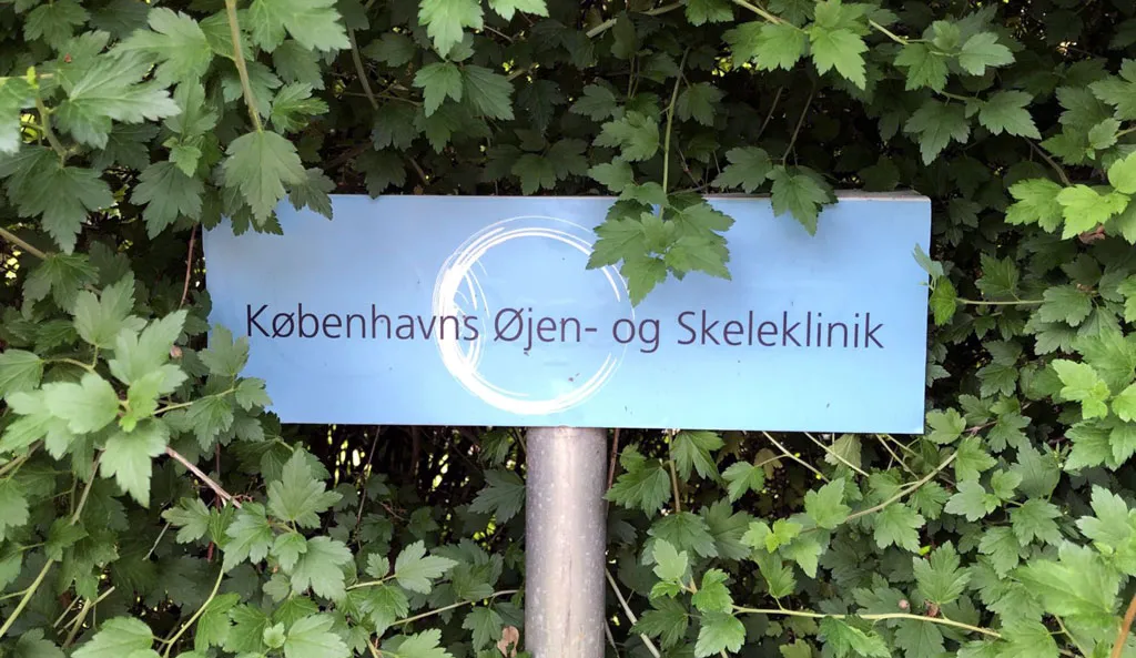 Parkeringspladser med klinikkens skilt